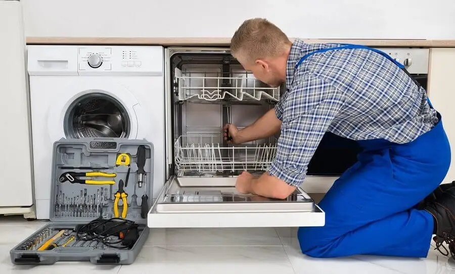Pursaklar Midea servisi teknisyen ekibi beyaz eşya tamiri yaparken